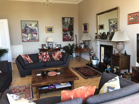 Top performing Airbnb: Beautiful 4 bed 2 bath artist’s home Nr George Sq in Southside & Newington