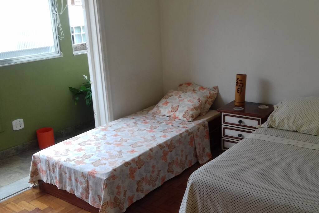 Quarto preparado para três pessoas.