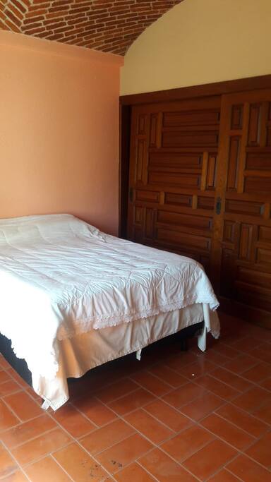 Recámara matrimonial con un amplio closet y una gran ventana . Adecuada ventilación .