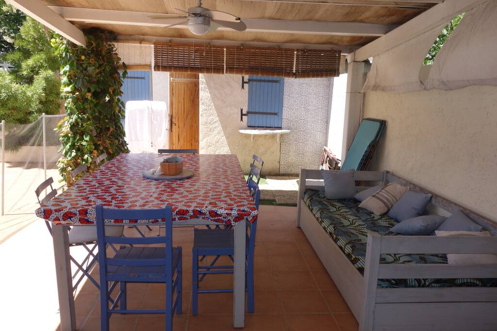 Extérieur, grande table pour manger à côté de la piscine. La cuisine d'été est au fond, la piscine est à gauche.