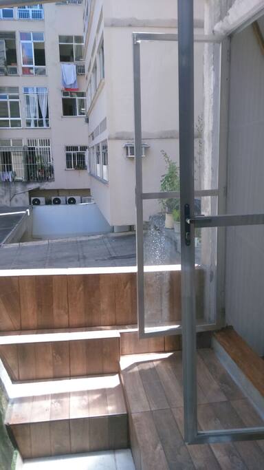 Área externa arejada. Local agradável para curtir o sol da manhã ou para um bate-papo no frescor da noite.