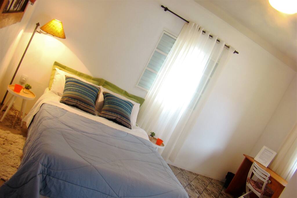 Cama e mesa de apoio