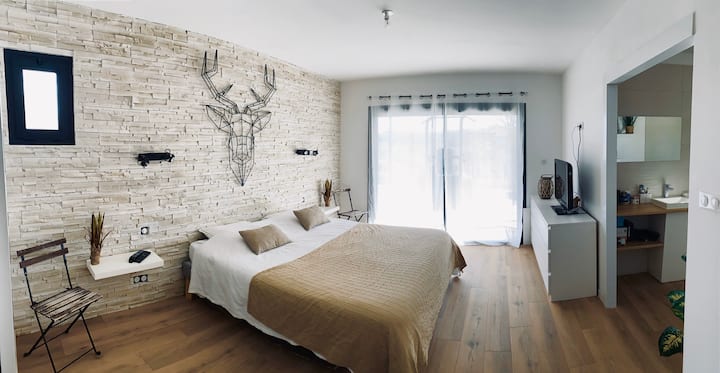 Chumba bora chenye kitanda chake cha ukubwa wa kifalme (180 x 200) na bafu.