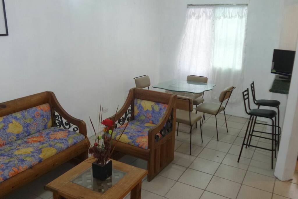 Sala y comedor para 4 personas más espacio para 2 personas más en Barra Desayunador