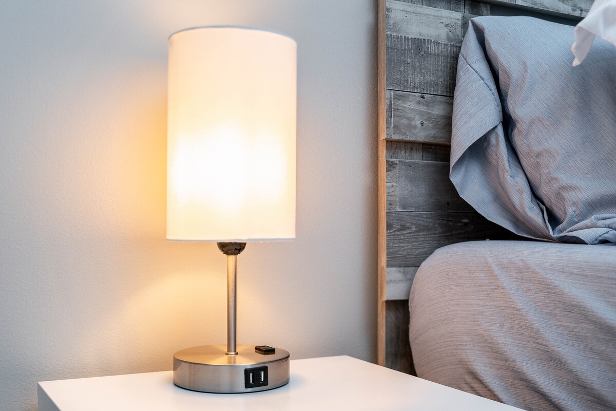 USB en traditionele stekkers op alle slaapkamerlampen.