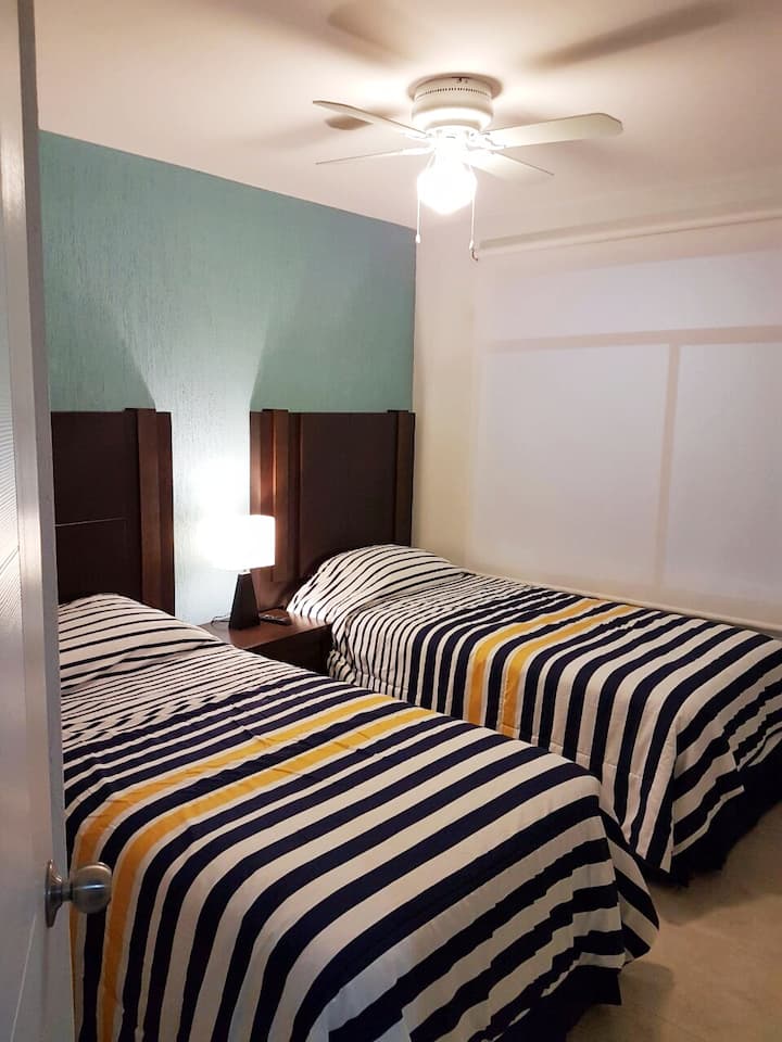 第二间卧室为双床，带酒店床垫、电视 