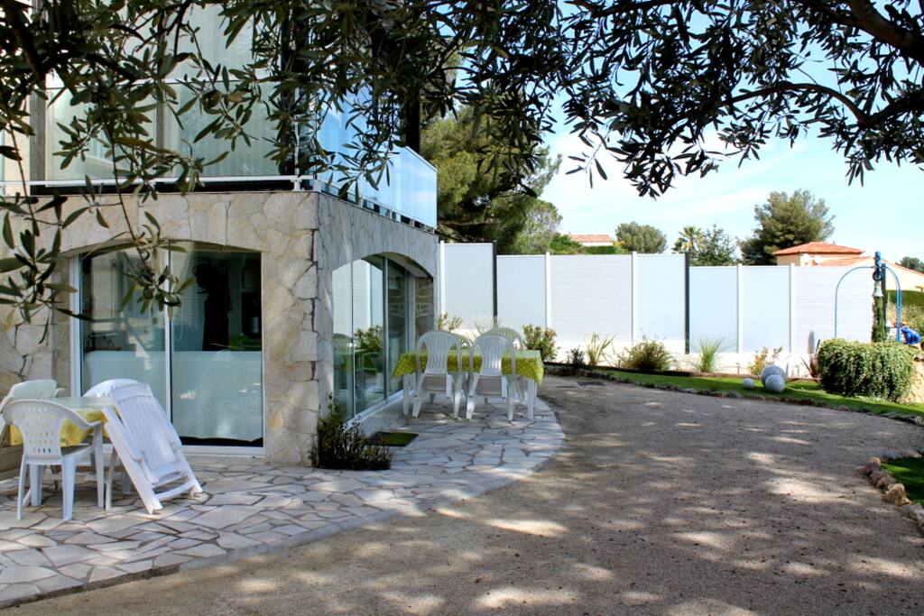 Terrasse et terrain de pétanque