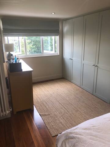 Lovely West London home with beautiful garden gallery image 2