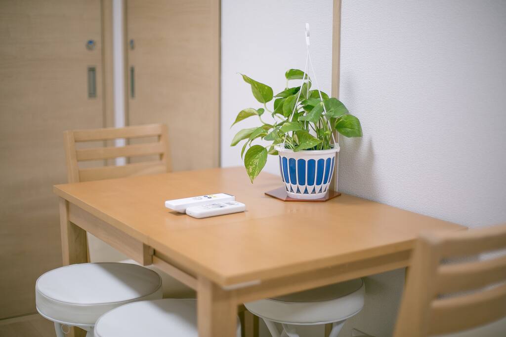 木質桌椅和綠植/wooden desk with green plant