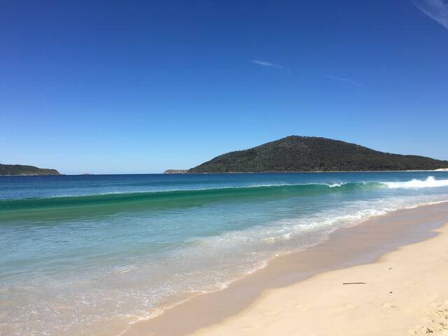 Hawks Nest Modern Beach House gallery image 3