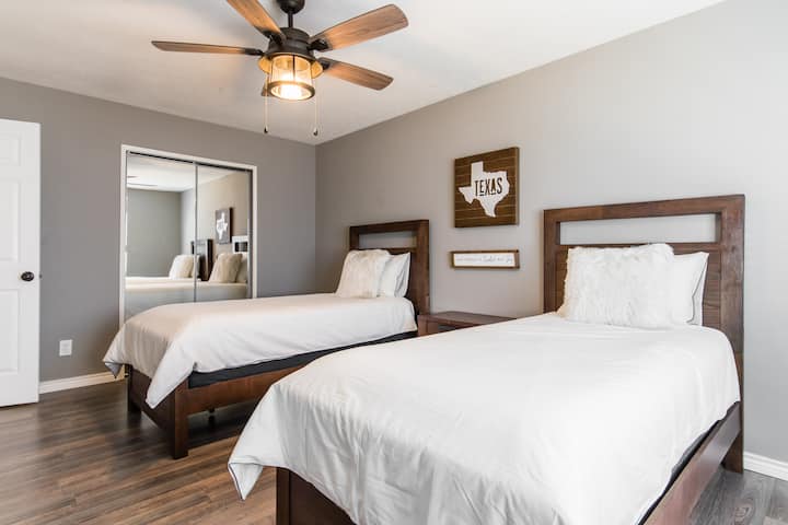 Трета спалня с ДВЕ единични легла, които също могат да направят две единични легла на легло тип Кинг. 