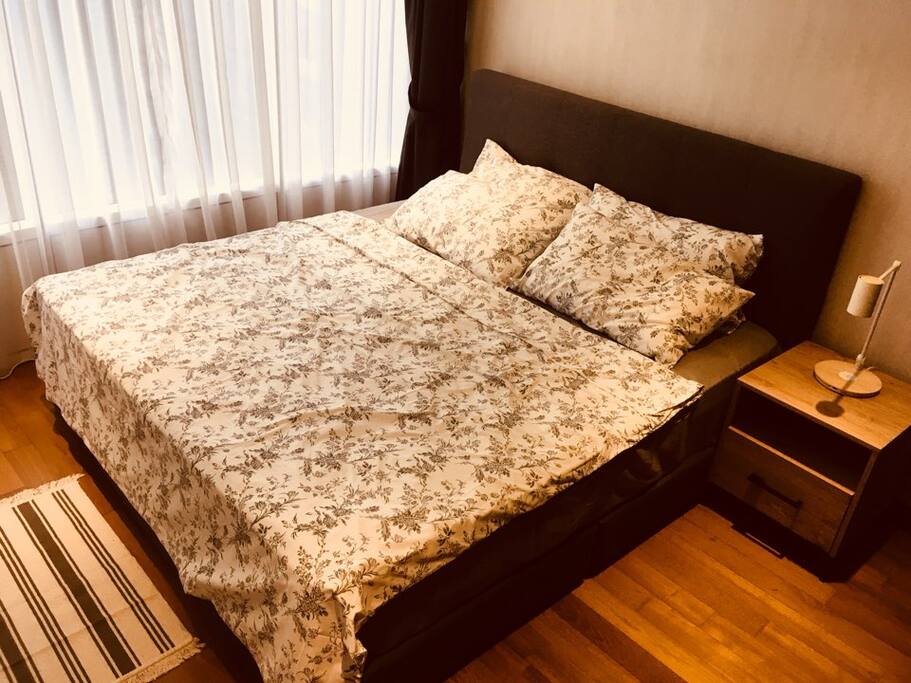 King size bed, fresh bedsheets. Have a refreshing nights sleep!