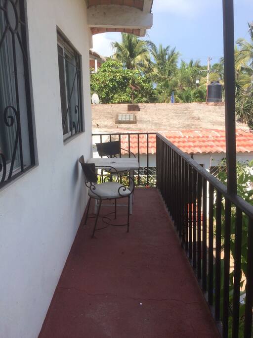 Un espacio para relajarse fuera de la habitación con bonita vista