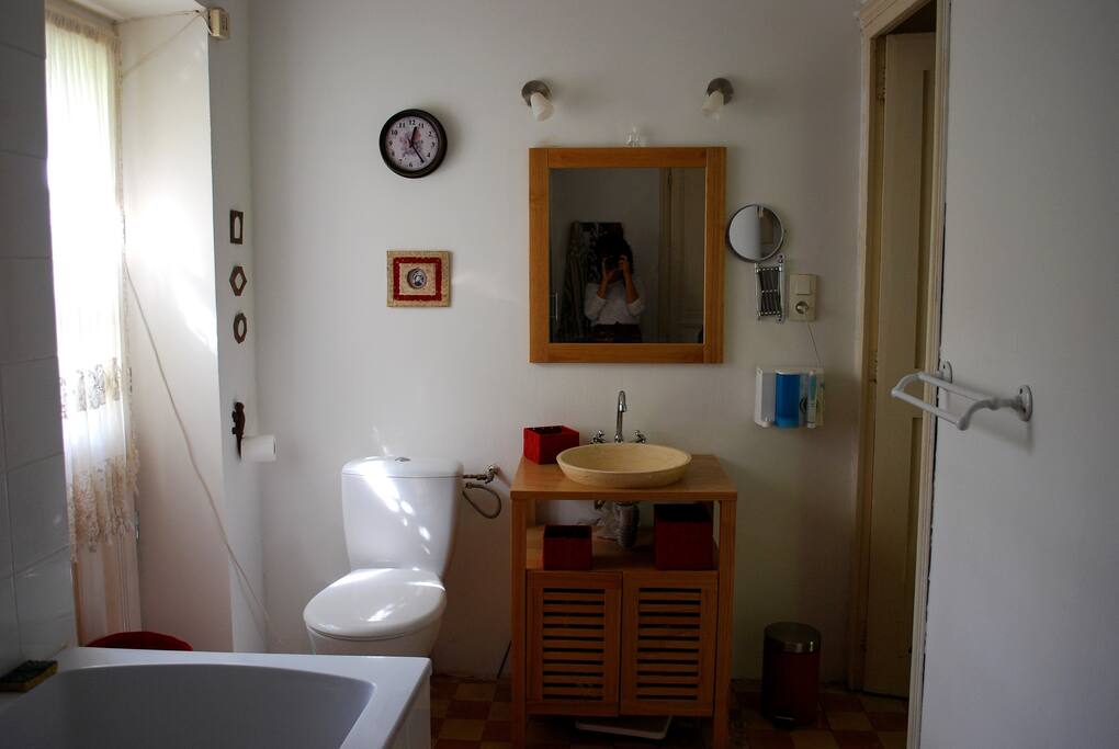 La salle de bains avec balcon.