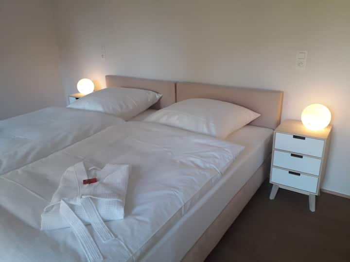 Პირდაპირი წვდომა ტერასაზე - ქვედა საძინებელი (პირველი სართული)