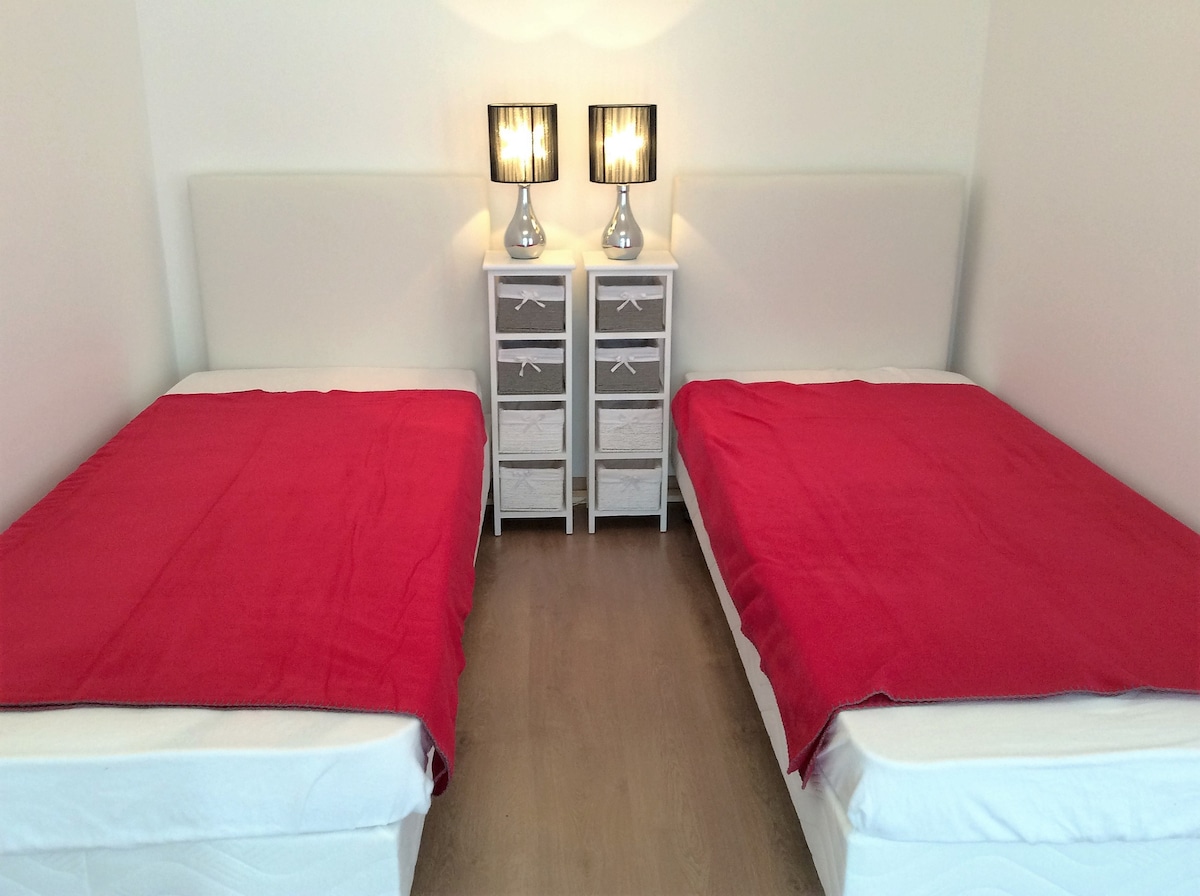 Krevate dopio 2 x 80, ose krevat qendror 160 sipas përshtatshmërisë.