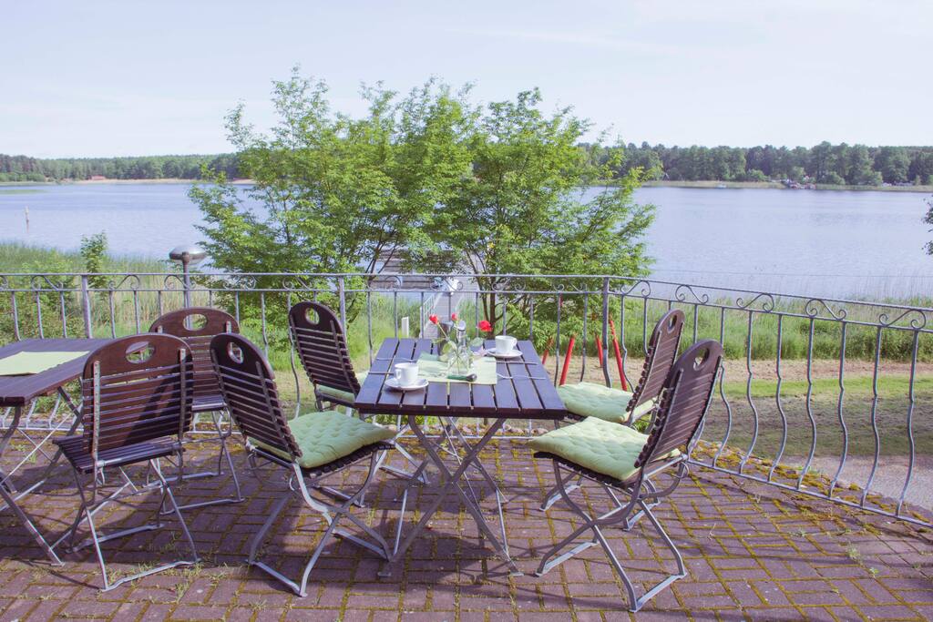 Bei schönem Wetter können Sie auf der Terrasse frühstücken.