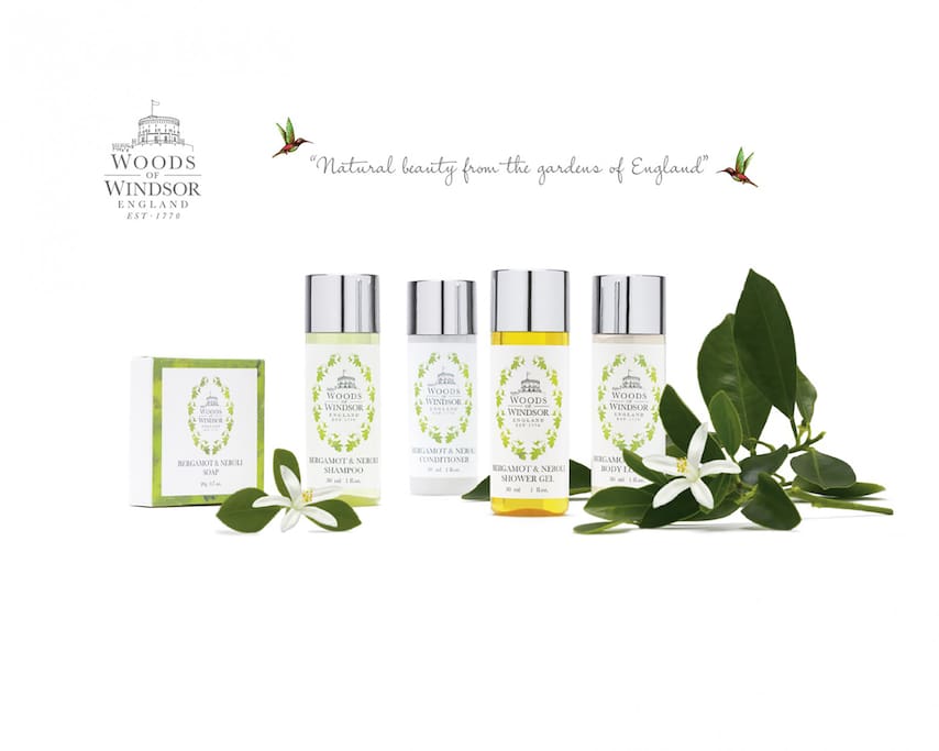 La ligne de produits d’accueil Woods of Windsor se compose d’un gel douche, d’un shampoing, d’un après-shampooing et d’un lait pour le corps en flacons transparents 30ml agrémenté d’un joli bouchon argenté, ainsi que d’un savon de 20 g présenté en boîte. La ligne est subtilement parfumée à la Bergamote et au Néroli. Aux notes de tête agrumes Bergamote et Néroli succèdent les accents vivifiants de la verveine et du romarin, rehaussés en fond d’une note boisée et musquée