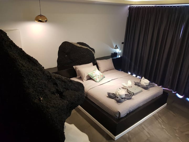 Izba s posteľou v štýle skalného 