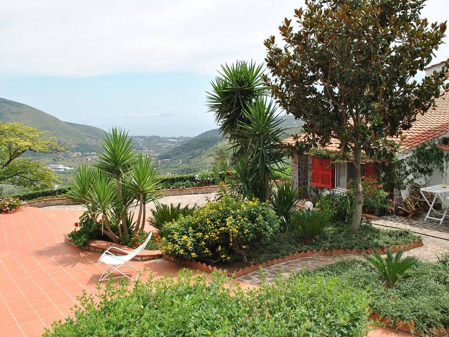 una parte del giardino antistante la casa con il panorama di Vindicio