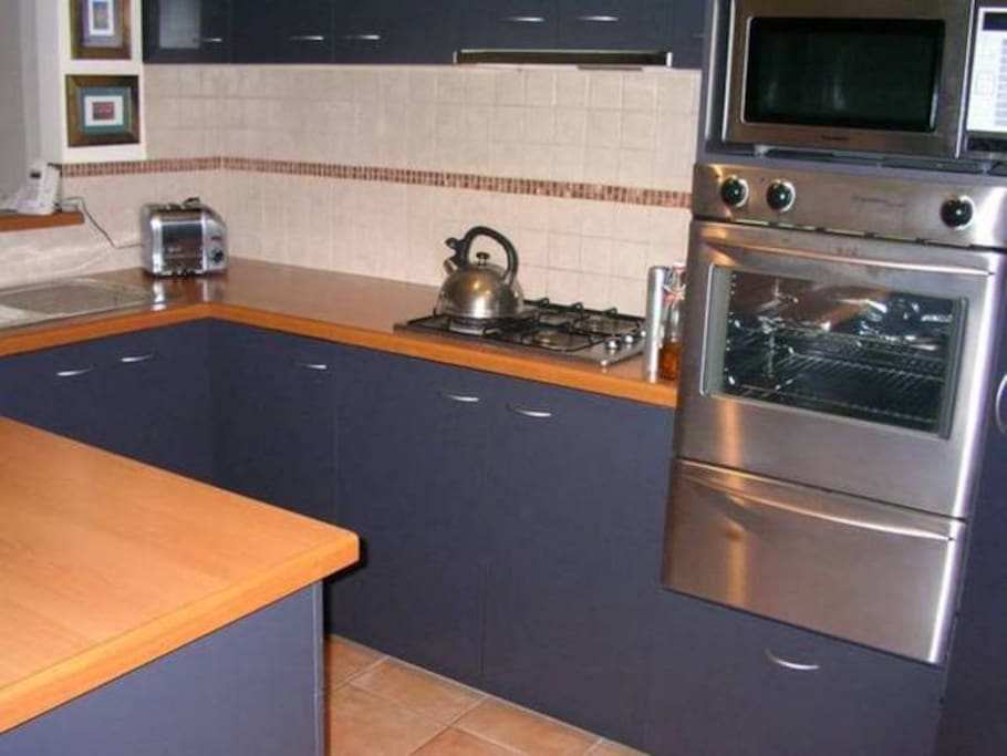 Fully equipped kitchen with dishwasher and microwave