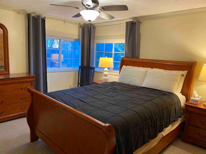 Druhá spálňa s manželskou posteľou veľkosti Queen 