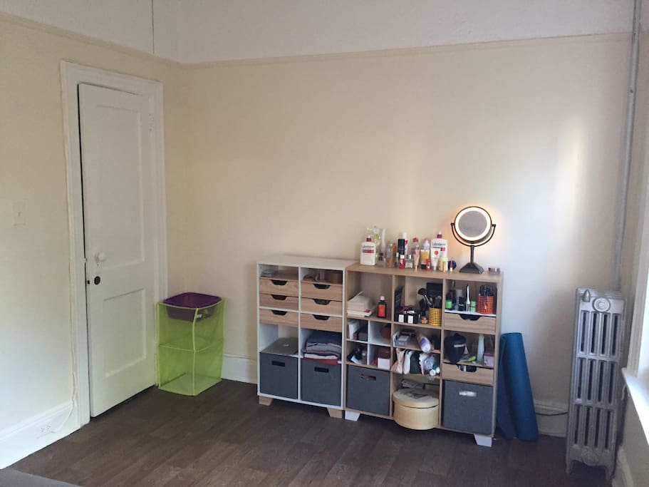 Rangement, 2 placards, make-up miroir