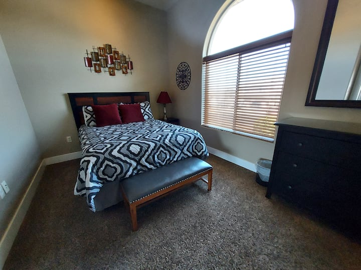 Habitación en el piso principal. Cama tamaño queen.