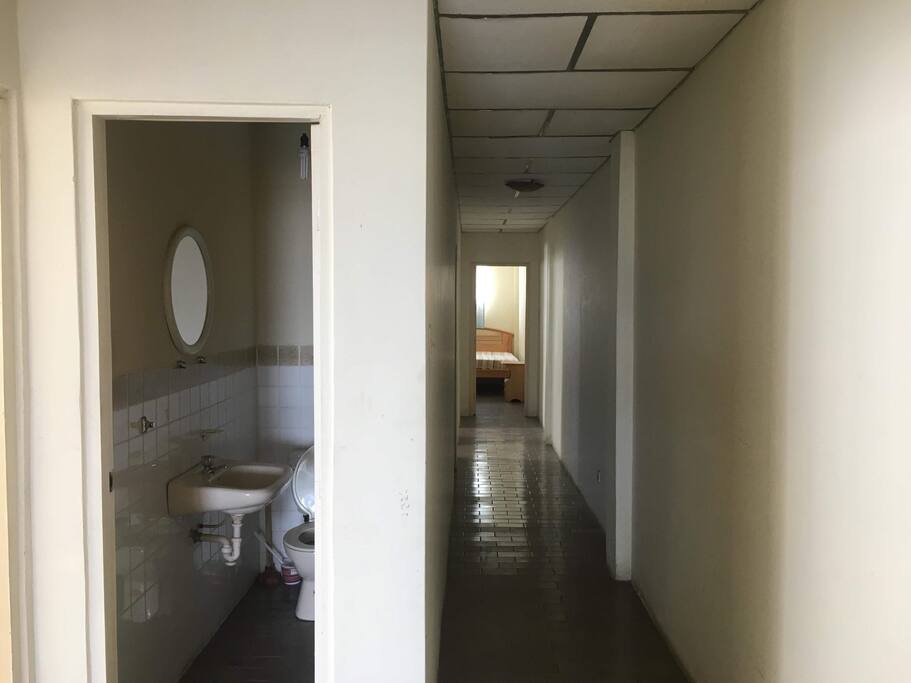 Corredor, baño de invitados y al final el cuarto principal