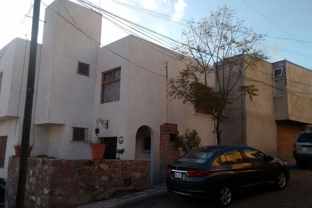 Acceso a pie de calle con espacio para estacionar automovil.