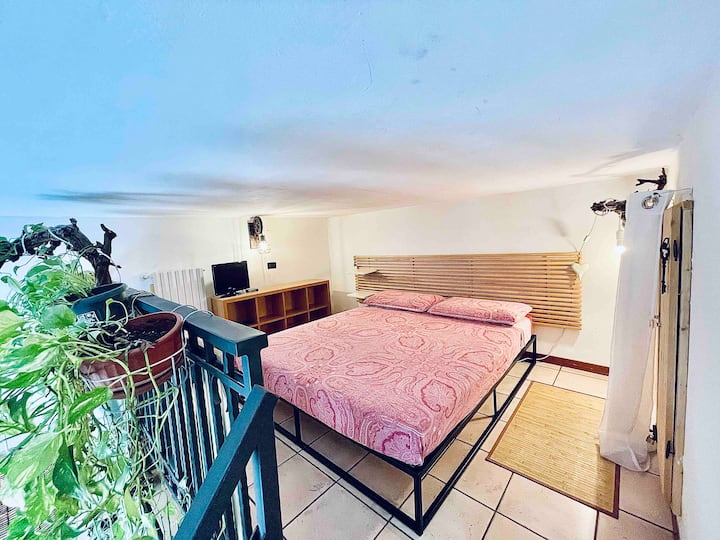 ห้องนอนเตียงคู่บนชั้นลอยความสูง 160 ซม.