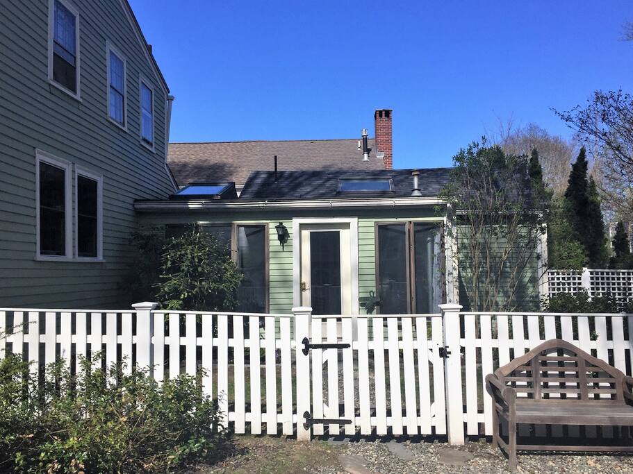 Sunfilled 3-room apartment with off-street parking.