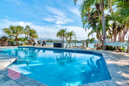 Best outdoor set up! Dolphins & sunsets from pool