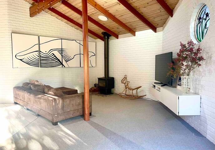 “River Palm” Spacious, private, riverside retreat.