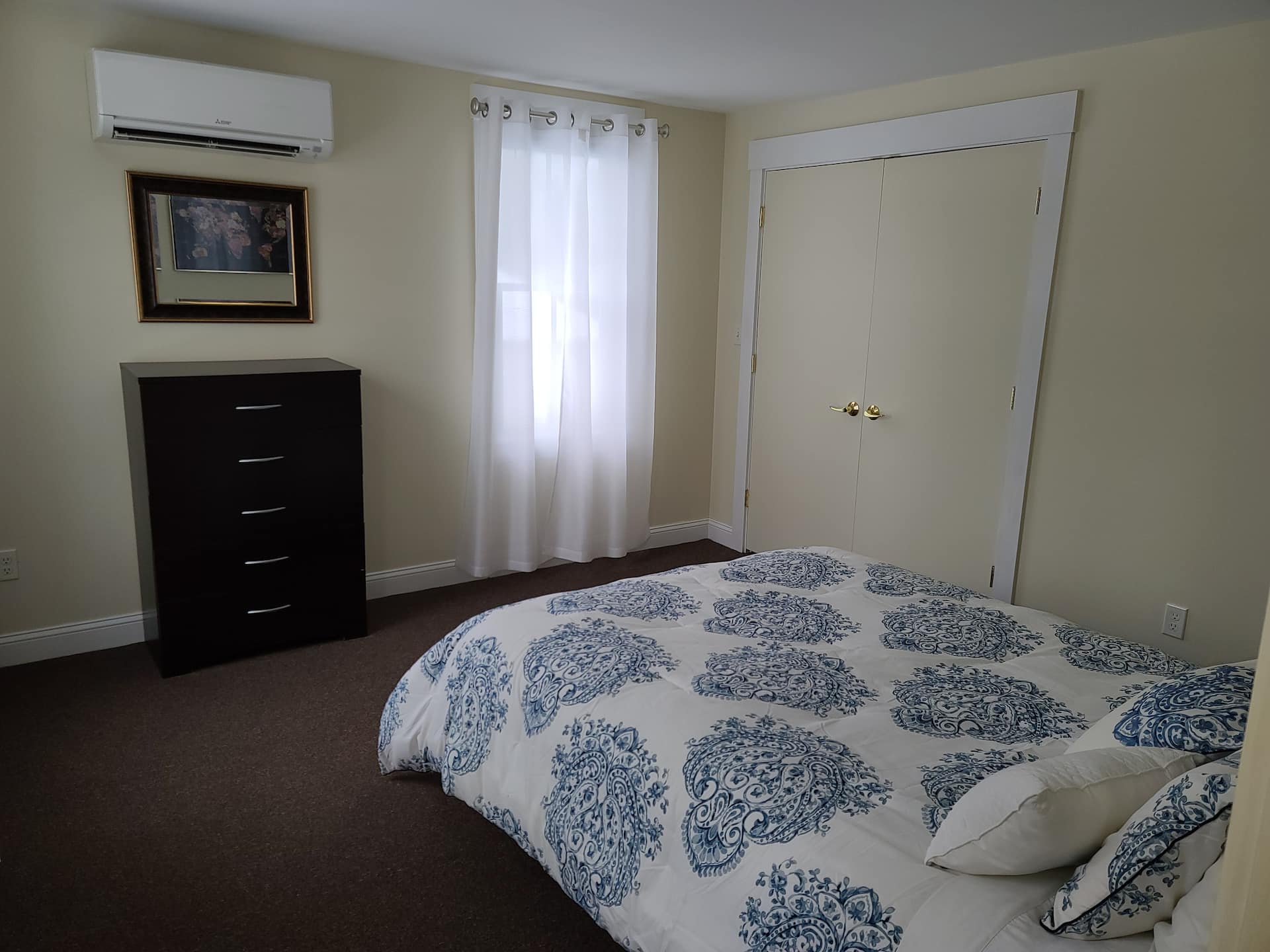 Clean, Comfy & Convenient. 1 Bedroom in Village Apartment by Metro North — photo 2