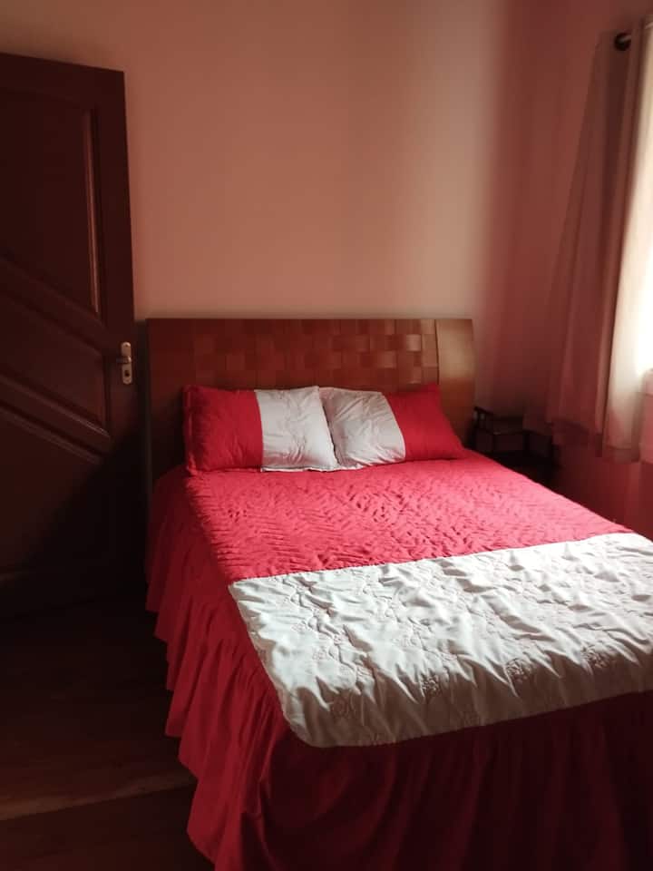 套房 套房配有一张双人床，通风良好，配有吊扇。