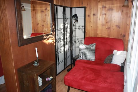 Top Airbnb: Cozy Garden Cabin in Oakland / Berkeley