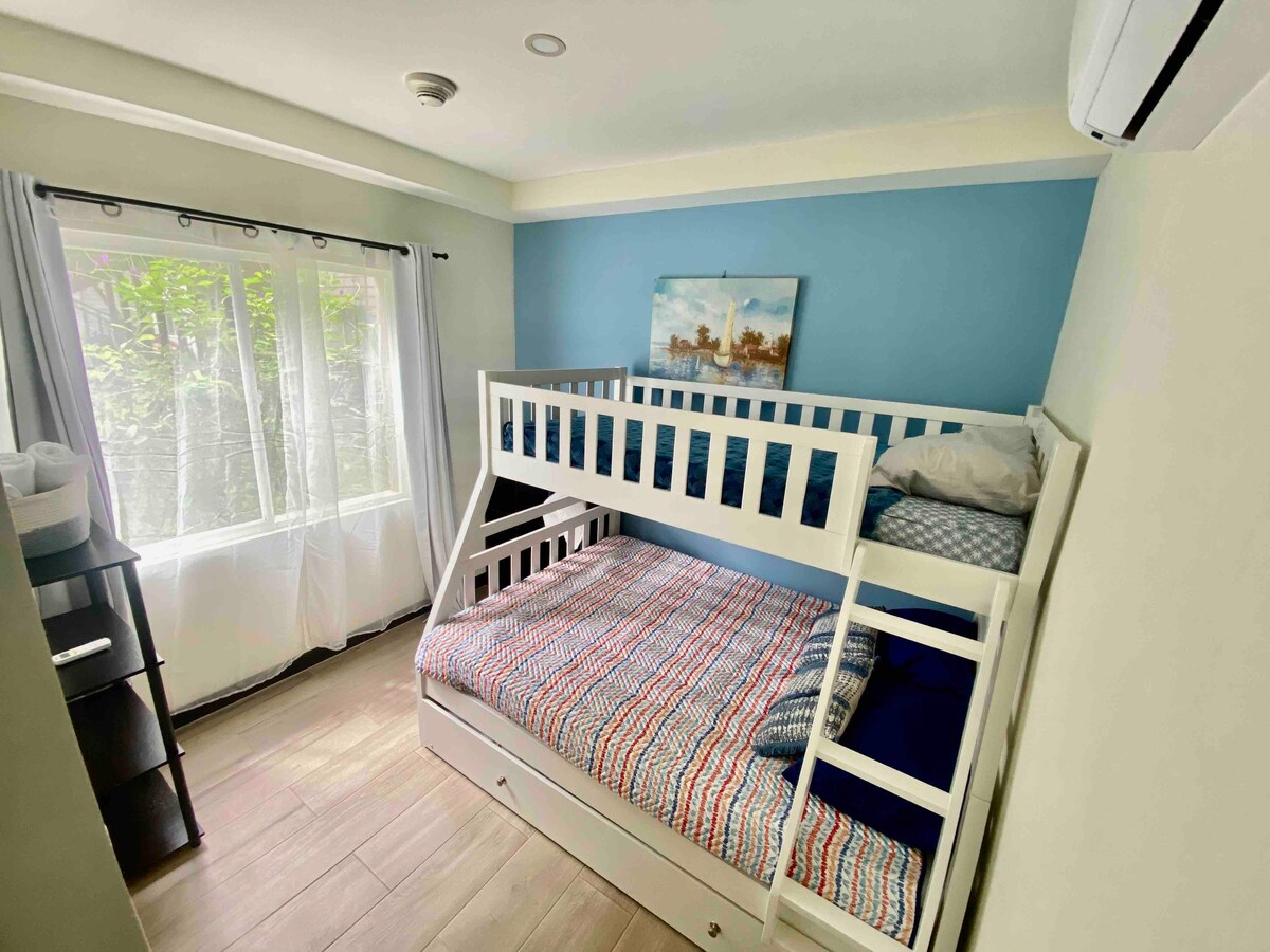 ห้องนอน 2 ห้องนอนพร้อมฟูกนอน + เตียงเดี่ยวเครื่องปรับอากาศ