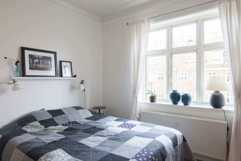 Soveværelse 2 med ny seng og skabsplads / Bedroom #2 with brand new bed and wardrobe available