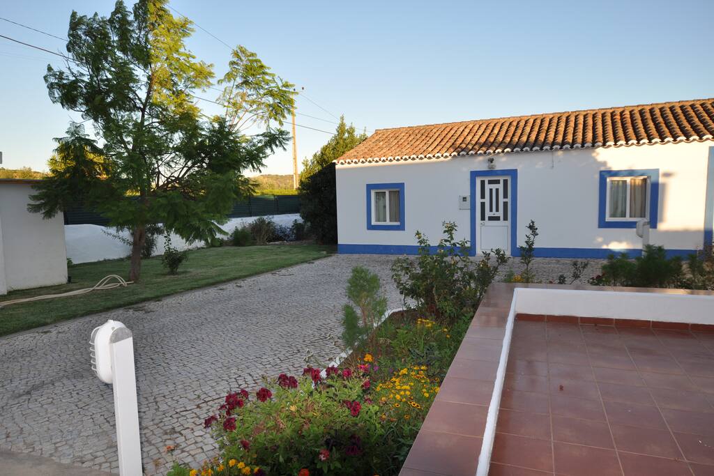 Fachada e um dos jardins.