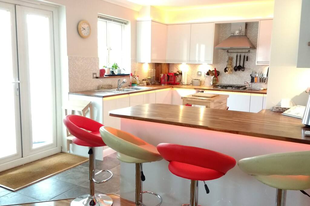 Breakfast bar and kitchen
