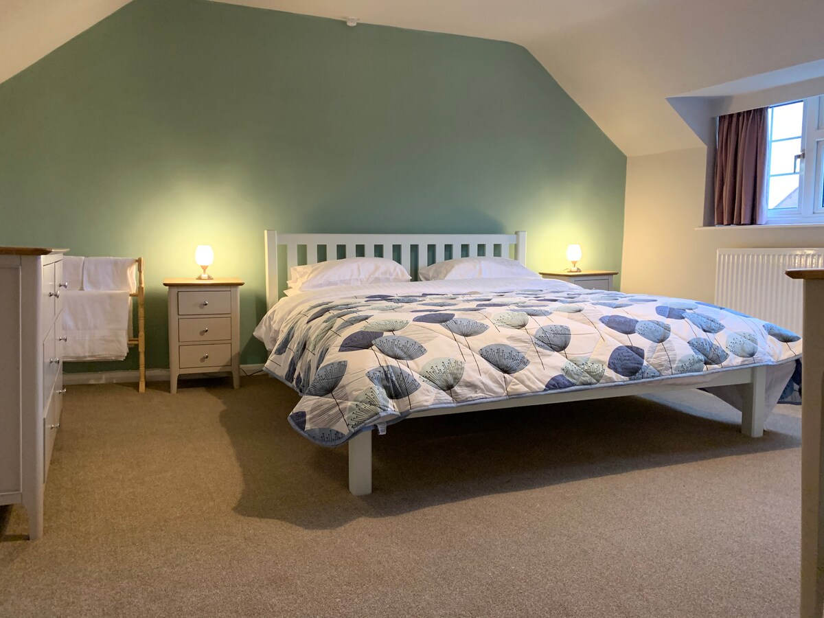 Luxe super kingsize tweepersoonsbed hoofdslaapkamer met Breasley Flexcell Pocket 1000 Sleepcool matras, puur katoenen beddengoed, alle seizoenen Hongaarse veren & donsdekens en een combinatie van veren & dons en holle glasvezelkussens.