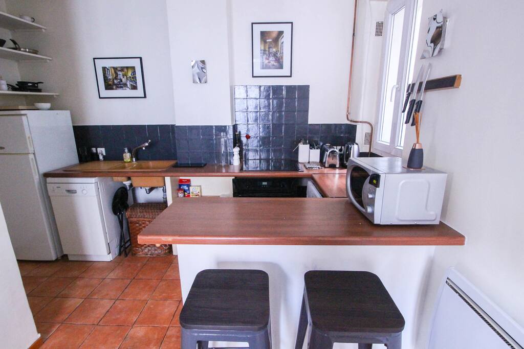 Open plan kitchen with bar and high chairs
