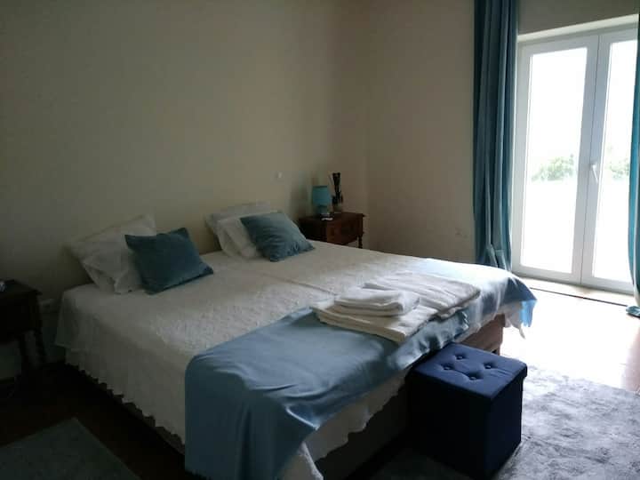 Apartman koji ima pristup terasi i dnevnom boravku