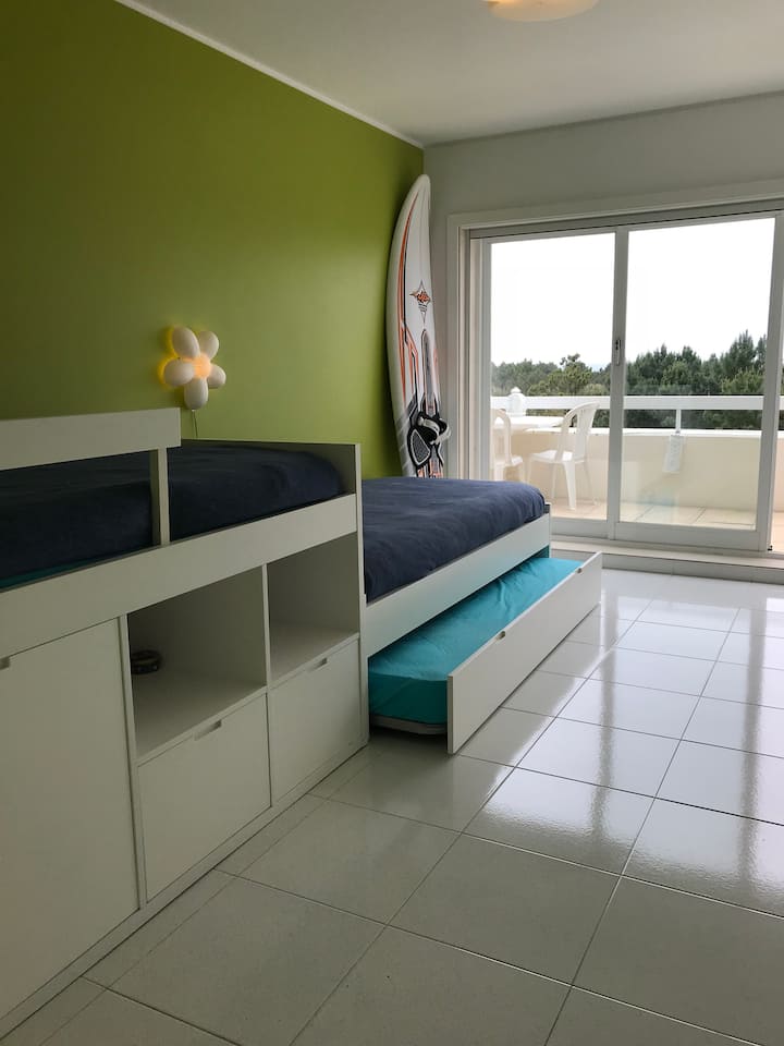 Втората спалня разполага с достатъчно място за съхранение, с два големи гардероба и допълнително пространство, където да поставите багажа си и други вещи. 