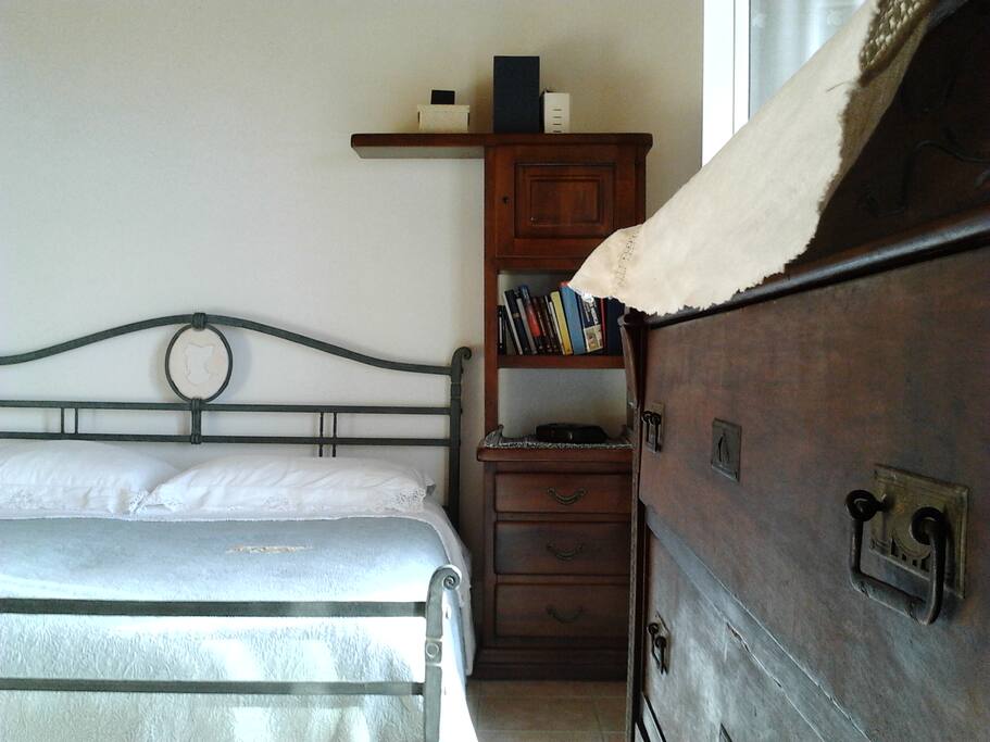 camera da letto con letto a due piazze, armadio, cassettiera e adorabile specchiera