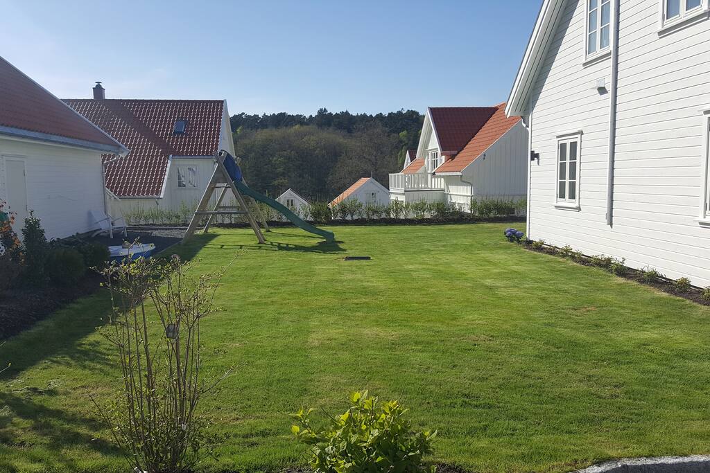 sklie og huskestativ til barn.
masse leker medfølger i utleie perioden.
krabbeutstyr hov balanse sykkel etc.