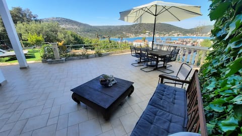 Popular Airbnb listing: VILA ANA KAROLINA Airport30min in Općina Marina