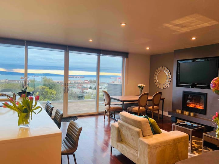 סלון עם נוף עוצר נשימה למפרץ 