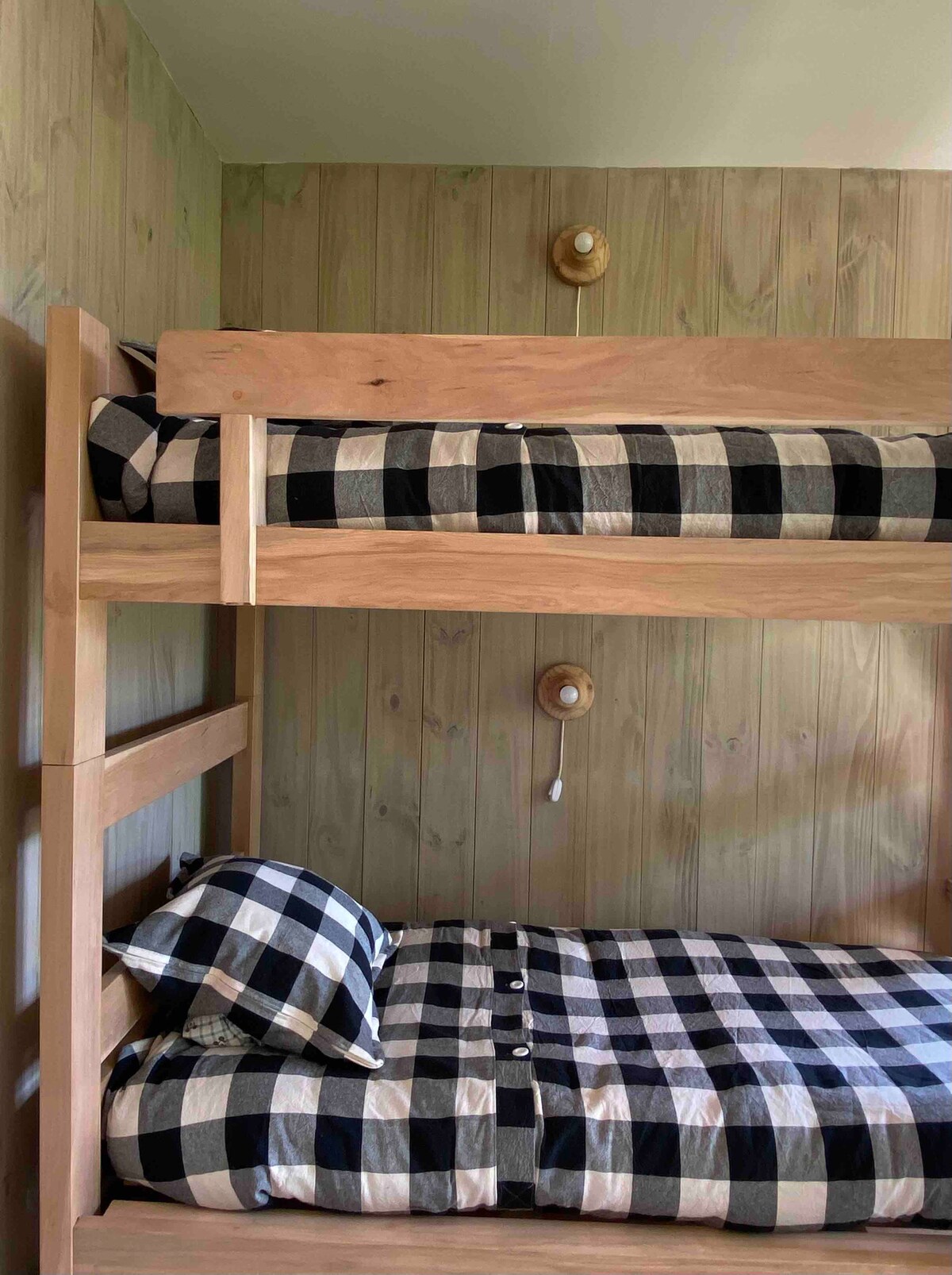 3 أسرّة: كوشيتاس
مع مرتبة 90 × 180. 
حجم مرتبة العربة: 80 × 180
خيار لتفكيك الكوتشيتاش وتحقيق سرير مزدوج 180 × 180.